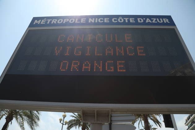 Heatwave hits Nice NICE, FRANCE – JULY 18, 2026: A view of a digital board shows a warning for the high temperatures in Nice, France, as a heatwave affects the French Riviera on July 18, 2026. The Alpes-Maritimes department is under a yellow heatwave alert. Mohamad Salaheldin Abdelghani Alsayed Anadolu Nice France. Editorial use only. Please get in touch for any other usage.  Copyright: x2026xAnadoluxMohamadxSalaheldinxAbdelghanixAlsayedx