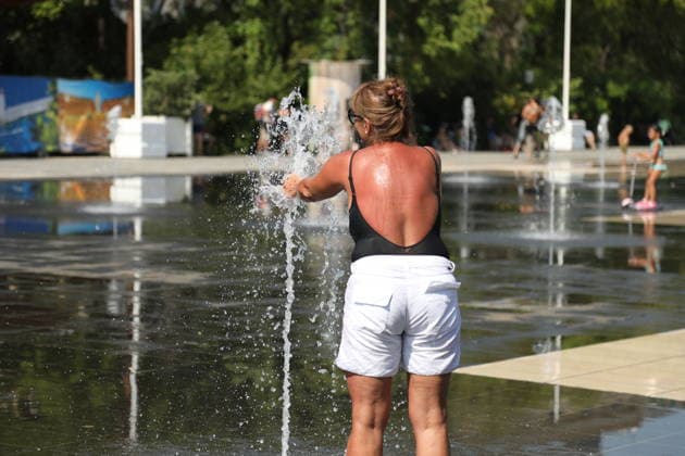 Heatwave hits Nice NICE, FRANCE – JULY 18, 2026: People seek relief from high temperatures in Nice, France, as a heatwave affects the French Riviera on July 18, 2026. The Alpes-Maritimes department is under a yellow heatwave alert. Mohamad Salaheldin Abdelghani Alsayed Anadolu Nice France. Editorial use only. Please get in touch for any other usage.  Copyright: x2026xAnadoluxMohamadxSalaheldinxAbdelghanixAlsayedx