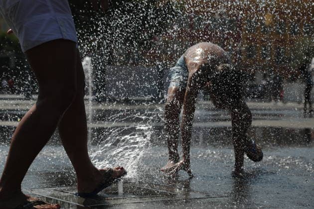 Heatwave hits Nice NICE, FRANCE – JULY 18, 2026: People seek relief from high temperatures in Nice, France, as a heatwave affects the French Riviera on July 18, 2026. The Alpes-Maritimes department is under a yellow heatwave alert. Mohamad Salaheldin Abdelghani Alsayed Anadolu Nice France. Editorial use only. Please get in touch for any other usage.  Copyright: x2026xAnadoluxMohamadxSalaheldinxAbdelghanixAlsayedx