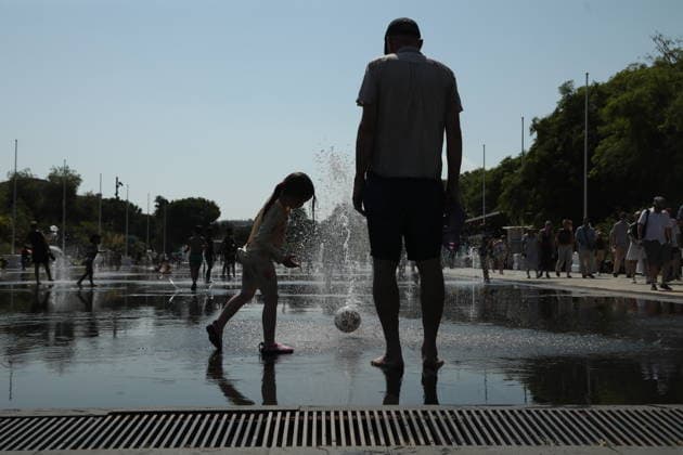 Heatwave hits Nice NICE, FRANCE – JULY 18, 2026: People seek relief from high temperatures in Nice, France, as a heatwave affects the French Riviera on July 18, 2026. The Alpes-Maritimes department is under a yellow heatwave alert. Mohamad Salaheldin Abdelghani Alsayed Anadolu Nice France. Editorial use only. Please get in touch for any other usage.  Copyright: x2026xAnadoluxMohamadxSalaheldinxAbdelghanixAlsayedx