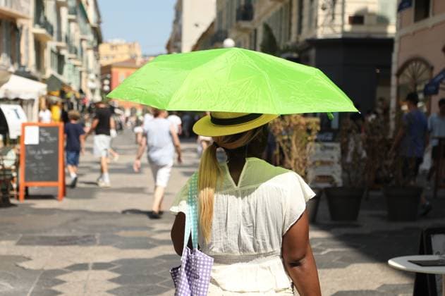 Heatwave hits Nice NICE, FRANCE – JULY 18, 2026: People seek relief from high temperatures in Nice, France, as a heatwave affects the French Riviera on July 18, 2026. The Alpes-Maritimes department is under a yellow heatwave alert. Mohamad Salaheldin Abdelghani Alsayed Anadolu Nice France. Editorial use only. Please get in touch for any other usage.  Copyright: x2026xAnadoluxMohamadxSalaheldinxAbdelghanixAlsayedx
