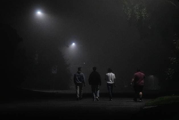 News Bilder des Tages July 18, 2026, Thunder Bay, On, CAN: People walks down a side street, as smoke from wild fires fills the night air in Thunder Bay, Ont., Friday, July 17, 2026. Thunder Bay CAN  - ZUMAc35_ 20260718_zaf_c35_013 Copyright: xChrisxYoungx