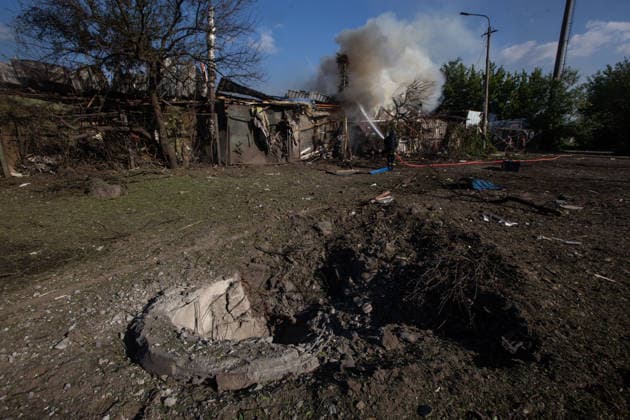 Russian airstrike hit Kramatorsk KRAMATORSK, UKRAINE - JULY 18: A view of a crater as firefighters work to extinguish a fire after a Russian airstrike in Kramatorsk, Ukraine, on July 18, 2026. Francisco Richart Anadolu Donets ka Oblast Ukraine. Editorial use only. Please get in touch for any other usage.  Copyright: x2026xAnadoluxFranciscoxRichartx