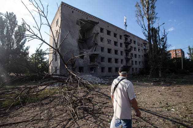 Russian airstrike hit Kramatorsk KRAMATORSK, UKRAINE - JULY 18: A resident walks past a destroyed building after a Russian airstrike in Kramatorsk, Ukraine, on July 18, 2026. Francisco Richart Anadolu Donets ka Oblast Ukraine. Editorial use only. Please get in touch for any other usage.  Copyright: x2026xAnadoluxFranciscoxRichartx