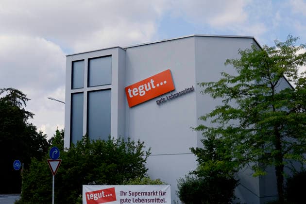 tegut-Filiale in München tegut-Filiale in München. Aussenansicht des Supermarkzes mit Firmenlogo und Werbeplakat