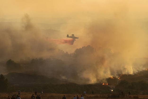 Israeli settlers set fire to Palestinian agricultural lands in Nablus village??????? NABLUS, WEST BANK, PALESTINE - JULY 18: Smoke rise as a large-scale fire burns through Palestinian agricultural lands in the village of Tel, south of Nablus in the West Bank, Palestine on July 18, 2026. A group of Israeli settlers deliberately set fire to the crop fields, forcing local Palestinian landowners to battle the fast-spreading flames with basic tools before emergency fire crews arrived to conduct ground and aerial firefighting operations to contain the blaze. Nedal Eshtayah Anadolu Nablus West Bank. Editorial use only. Please get in touch for any other usage.  Copyright: x2026xAnadoluxNedalxEshtayahx