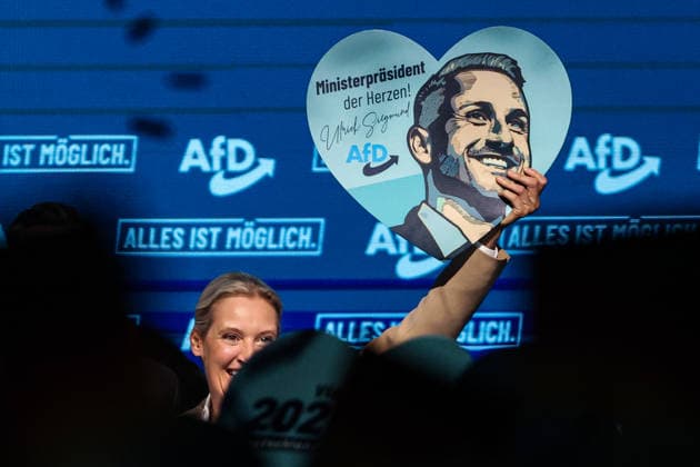 Alice Elisabeth Weidel (AfD) mit einem Herzen aus Pappe von Ulrich Siegmund (AfD, Sachsen-Anhalt) - Wahlkampfauftaktveranstaltung der AfD Sachsen-Anhalt in der Messe Magdeburg am Sonnabend, den 18. Juli 2026 in Magdeburg. *** Alice Elisabeth Weidel (AfD) with a cardboard heart by Ulrich Siegmund (AfD), Saxony-Anhalt: Kickoff event for the AfD Saxony-Anhalt election campaign at the Magdeburg Exhibition Center on Saturday, July 18, 2026, in Magdeburg