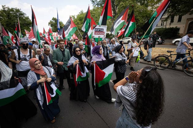 Pro-Palestinian demonstration in Berlin, Germany- 18 Jul 2026 A young woman chants Free Palestine in Arabic before the start of a pro-Palestinian demonstration near the former Tempelhof Airport. Hundreds of people marched through the city center with drums, some wearing keffiyehs, traditional Palestinian scarves, while calling for an end to the wars in the Gaza Strip and Iran. Berlin Germany Copyright: xVasilyxKrestyaninovx xSOPAxImagesx _VKR5018