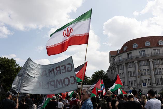 Pro-Palestinian demonstration in Berlin, Germany- 18 Jul 2026 A male activist holds a large flag of the Islamic Republic of Iran during a pro-Palestinian demonstration near the former Tempelhof Airport. . Hundreds of people marched through the city center with drums, some wearing keffiyehs, traditional Palestinian scarves, while calling for an end to the wars in the Gaza Strip and Iran. Berlin Germany Copyright: xVasilyxKrestyaninovx xSOPAxImagesx _VKR5315