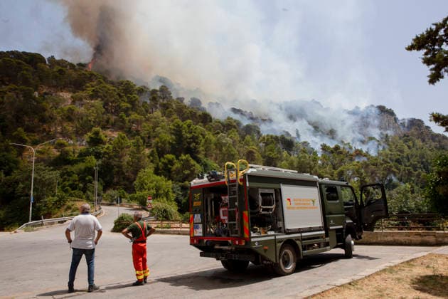 Wildfire Spreads Amid Heatwave in Sicily Forest control officers arrive at the scene with a vehicle and observe a wildfire in Modica, Sicily, Italy, on July 18, 2026. Wildfires were reported in parts of Sicily as high temperatures persisted across the region. Modica Sicily Italy Copyright: xElvisxTakahashixMantellox