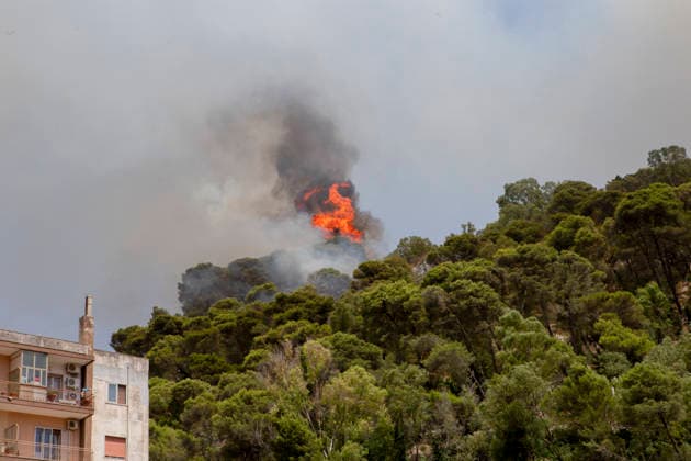Wildfire Spreads Amid Heatwave in Sicily Flames and smoke rise from a wildfire near residential buildings in Modica, Sicily, Italy, on July 18, 2026. Wildfires were reported in parts of Sicily as high temperatures persisted across the region. Modica Sicily Italy Copyright: xElvisxTakahashixMantellox