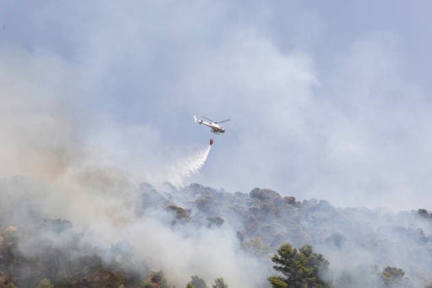 Wildfire Spreads Amid Heatwave in Sicily A firefighting helicopter drops water on a wildfire in Modica, Sicily, Italy, on July 18, 2026. Firefighting crews responded to wildfires reported in parts of Sicily as high temperatures persisted across the region. Modica Sicily Italy Copyright: xElvisxTakahashixMantellox