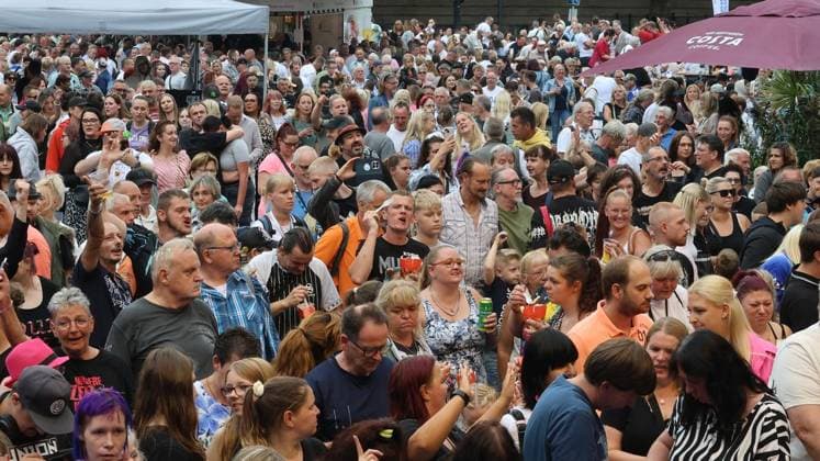 Schlager beim Stadtfest auf dem König-Heinrich-Platz in Duisburg ** NUR FÜR REDAKTIONELLE ZWECKE ** EDITORIAL USE ONLY **<p>Schlager beim Stadtfest am Samstag den 18.Juli 2026 auf dem König-Heinrich-Platz in Duisburg Foto : Frank Oppitz FUNKE Foto Services< p> Bun Deutschland NRW Duisburg Copyright: FrankxOppitz *** Schlager at the City Festival on König Heinrich Platz in Duisburg ** FOR EDITORIAL USE ONLY ** EDITORIAL USE ONLY ** p Schlager at the city festival on Saturday, July 18, 2026, at König Heinrich Platz in Duisburg Photo by Frank Oppitz, FUNKE Photo Services p Bun Germany NRW Duisburg Copyright FrankxOppitz Copyright: FrankxOppitz doc86rynfha0ihk9r2j22fh ,EDITORIAL USE ONLY