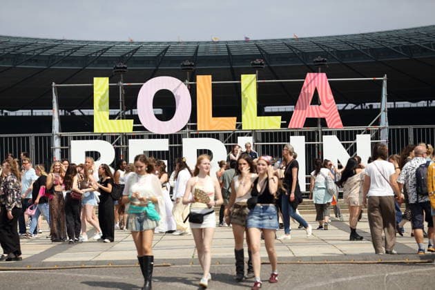 Besucherinnen und Besucher beim Lollapalooza Festival im Olympiapark in Berlin, 18. Juli 2026. Lollapalooza Berlin 2026 *** Visitors at the Lollapalooza Festival in Berlin s Olympic Park, July 18, 2026 Lollapalooza Berlin 2026