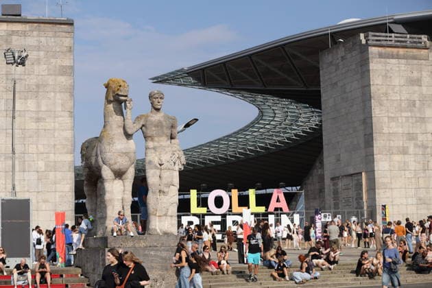 Besucherinnen und Besucher beim Lollapalooza Festival im Olympiapark in Berlin, 18. Juli 2026. Links steht eine der beiden Rosseführer Skulpturen von Joseph Wackerle von 1936. Lollapalooza Berlin 2026 *** Visitors at the Lollapalooza Festival in Berlin’s Olympic Park, July 18, 2026. On the left is one of the two Rosseführer sculptures by Joseph Wackerle from 1936. Lollapalooza Berlin 2026