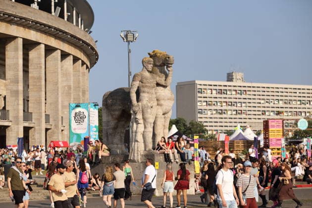 Besucherinnen und Besucher beim Lollapalooza Festival im Olympiapark in Berlin, 18. Juli 2026. Mittig steht eine der beiden Rosseführer Skulpturen von Joseph Wackerle von 1936. Lollapalooza Berlin 2026 *** Visitors at the Lollapalooza Festival in Berlin’s Olympic Park, July 18, 2026. In the center stands one of the two Rosseführer sculptures by Joseph Wackerle from 1936. Lollapalooza Berlin 2026