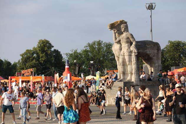 Besucherinnen und Besucher beim Lollapalooza Festival im Olympiapark in Berlin, 18. Juli 2026. Rechts steht eine der beiden Rosseführer Skulpturen von Joseph Wackerle von 1936. Lollapalooza Berlin 2026 *** Visitors at the Lollapalooza Festival in Berlin’s Olympic Park, July 18, 2026. On the right is one of the two Rosseführer sculptures by Joseph Wackerle from 1936. Lollapalooza Berlin 2026