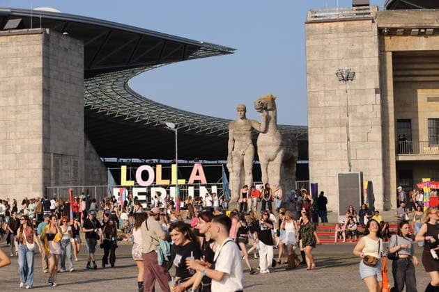 Besucherinnen und Besucher beim Lollapalooza Festival im Olympiapark in Berlin, 18. Juli 2026. Mittig steht eine der beiden Rosseführer Skulpturen von Joseph Wackerle von 1936. Lollapalooza Berlin 2026 *** Visitors at the Lollapalooza Festival in Berlin’s Olympic Park, July 18, 2026. In the center stands one of the two Rosseführer sculptures by Joseph Wackerle from 1936. Lollapalooza Berlin 2026