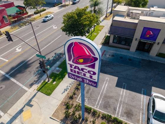 July 18, 2026, Pasadena, California, United States: PASADENA, CALIFORNIA Ã¢â‚¬ JULY 18: A Taco Bell restaurant is seen on July 18, 2026 in Pasadena, California. Taco Bell has removed select shredded iceberg lettuce from its restaurants as a precaution while federal health officials investigate a multistate outbreak of cyclospora infections. Investigators are examining whether the outbreak is linked to lettuce supplied through Taylor Farms, though no definitive link to Taco Bell, Taylor Farms, or any individual restaurant has been confirmed. Pasadena United States  - ZUMAs197 20260718_aaa_s197_137 Copyright: xWestonxHancockx