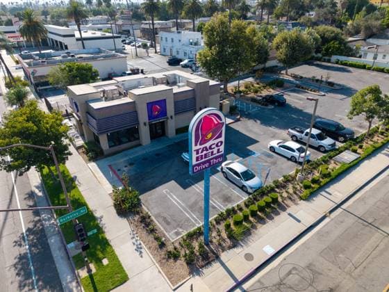 July 18, 2026, Pasadena, California, United States: PASADENA, CALIFORNIA Ã¢â‚¬ JULY 18: A Taco Bell restaurant is seen on July 18, 2026 in Pasadena, California. Taco Bell has removed select shredded iceberg lettuce from its restaurants as a precaution while federal health officials investigate a multistate outbreak of cyclospora infections. Investigators are examining whether the outbreak is linked to lettuce supplied through Taylor Farms, though no definitive link to Taco Bell, Taylor Farms, or any individual restaurant has been confirmed. Pasadena United States  - ZUMAs197 20260718_aaa_s197_138 Copyright: xWestonxHancockx