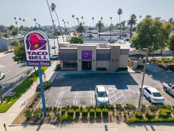 July 18, 2026, Pasadena, California, United States: PASADENA, CALIFORNIA Ã¢â‚¬ JULY 18: A Taco Bell restaurant is seen on July 18, 2026 in Pasadena, California. Taco Bell has removed select shredded iceberg lettuce from its restaurants as a precaution while federal health officials investigate a multistate outbreak of cyclospora infections. Investigators are examining whether the outbreak is linked to lettuce supplied through Taylor Farms, though no definitive link to Taco Bell, Taylor Farms, or any individual restaurant has been confirmed. Pasadena United States  - ZUMAs197 20260718_aaa_s197_139 Copyright: xWestonxHancockx