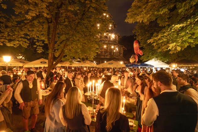 News Themen der Woche KW29 Kocherlball am Chinesischen Turm, Biertrinken bei Kerzenschein um 4:10 Uhr, München, 19. Juli 2026 Deutschland, München, 19. Juli 2026, Biertrinken bei Kerzenschein um 4:10 Uhr, traditioneller Kocherlball am Chinesischen Turm, Englischer Garten, Besucher sitzen schon teilweise ab 3 Uhr früh im Biergarten, trinken ein Bier, essen eine Brotzeit, tragen Tracht, Tradition entstand im 19. Jahrhundert, als Hauspersonal, Dienstboten und KöchInnen in den frühen Morgenstunden vor Dienstbeginn gefeiert und getanzt haben, Tradition wurde ab 1989 wiederbelebt, traditionell am 3. Sonntag im Juli, feiern, Tradition, traditionell, Bayern, typisch bayerisch, Frühaufsteher, Oberbayern, *** Kocherlball at the Chinese Tower, drinking beer by candlelight