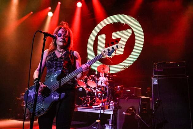October 3, 2025, Los Angeles, California, USA: JENNIFER FINCH, bass player of the all-girl punk band L7 during their The 40th Anniversary Show at The Belasco Theater in downtown Los Angeles. The band announced Finch died Saturday July 18th of brain cancer at the age of 59. 2025 ZUMA Press Wire Los Angeles USA  - ZUMAl167 20251003_znp_l167_001 Copyright: xRonxLyonx