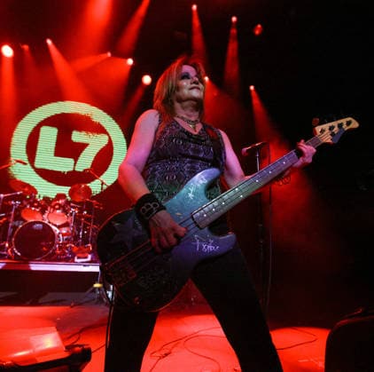 October 3, 2025, Los Angeles, California, USA: JENNIFER FINCH, bass player of the all-girl punk band L7 during their The 40th Anniversary Show at The Belasco Theater in downtown Los Angeles. The band announced Finch died Saturday July 18th of brain cancer at the age of 59. 2025 ZUMA Press Wire Los Angeles USA  - ZUMAl167 20251003_znp_l167_004 Copyright: xRonxLyonx
