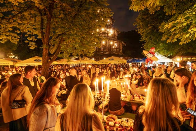Kocherlball am Chinesischen Turm, Biertrinken bei Kerzenschein um 4:10 Uhr, München, 19. Juli 2026 Deutschland, München, 19. Juli 2026, Biertrinken bei Kerzenschein um 4:10 Uhr, traditioneller Kocherlball am Chinesischen Turm, Englischer Garten, manche Besuche rsind schon um 3 Uhr früh im Biergarten, um noch einen Platz zu ergattern, die Menschen trinken ein Bier, essen eine Brotzeit, tragen Tracht, Tradition entstand im 19. Jahrhundert, als Hauspersonal, Dienstboten und KöchInnen in den frühen Morgenstunden vor Dienstbeginn gefeiert und getanzt haben, Tradition wurde ab 1989 wiederbelebt, traditionell am 3. Sonntag im Juli, feiern, Tradition, traditionell, Bayern, typisch bayerisch, Frühaufsteher, Oberbayern, *** Kocherlball at the C