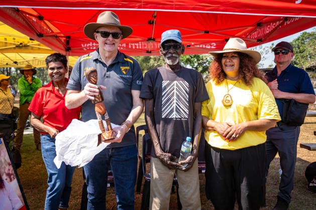 ANTHONY ALBANESE TIWI ISLANDS VISIT, Australian Prime Minister Anthony Albanese holds a carving at Stanley Tipiloura Oval on Bathurst Island, Northern Territory, Sunday, July 19, 2026. ( NO ARCHIVING BATHURST ISLAND NORTHERN TERRITORY AUSTRALIA  Copyright: xPATCHxCLAPPx 20260719169517625148