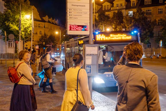 Der Nachtbus N44 hält um 3:54 Uhr pünktlich an der Haltestelle Prinzregentenplatz, der Bus bringt Besucher zum traditionellen Kocherlball und ist um kurz vor 4 Uhr früh schon überfüllt, München, 19. Juli 2026 Deutschland, München, 19. Juli 2026, der Nachtbus N44 um 3:54 Uhr pünktlich an der Haltestelle Prinzregentenplatz, der Bus bringt Besucher zum Kocherlball und ist um kurz vor 4 Uhr früh schon überfüllt, Ringlinie, MVG, ÖPNV, der Bus, traditioneller Kocherlball am Chinesischen Turm, Englischer Garten, traditionell am 3. Sonntag im Juli, feiern, Tradition, traditionell, Bayern, typisch bayerisch, Frühaufsteher, Oberbayern, *** The N44 night bus pulls up on time at the Prinzregentenplatz stop at 3:54 a.m.; the bus takes visi