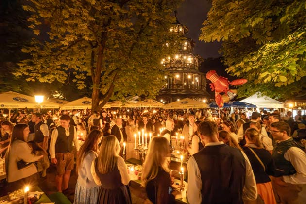 Kocherlball am Chinesischen Turm, Biertrinken bei Kerzenschein um 4:10 Uhr, München, 19. Juli 2026 Deutschland, München, 19. Juli 2026, Biertrinken bei Kerzenschein um 4:10 Uhr, traditioneller Kocherlball am Chinesischen Turm, Englischer Garten, manche Besuche rsind schon um 3 Uhr früh im Biergarten, um noch einen Platz zu ergattern, die Menschen trinken ein Bier, essen eine Brotzeit, tragen Tracht, Tradition entstand im 19. Jahrhundert, als Hauspersonal, Dienstboten und KöchInnen in den frühen Morgenstunden vor Dienstbeginn gefeiert und getanzt haben, Tradition wurde ab 1989 wiederbelebt, traditionell am 3. Sonntag im Juli, feiern, Tradition, traditionell, Bayern, typisch bayerisch, Frühaufsteher, Oberbayern, *** Kocherlball at the C