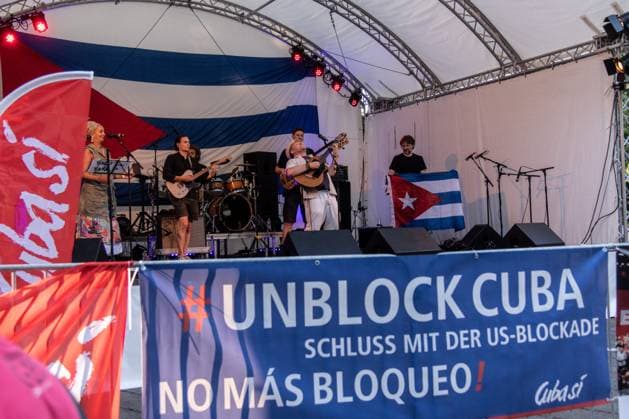 Solidarity Gathering with Cuba Held in Berlin BERLIN, GERMANY JULY 18, 2026: People gather at Stadtpark Lichtenberg under the slogan Learn from Cuba, Fight for Cuba, Celebrate with Cuba during an event expressing solidarity with the Caribbean nation. Participants called for an end to the United States embargo and international sanctions, which organisers said have contributed to decades of economic hardship in Cuba. Berlin Germany Copyright: x xAndrÃ sxTrujillox xJNAxPressx