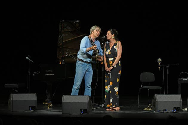 Liedabend Lied.Fest II , mit Sigrid Horn und Ernst Molden, im Rahmen der Salzkammergut Festwochen Gmunden, im Stadttheater Gmunden, fotografiert am 18.07.26. Das Bild zeigt den Musiker Robert Rotifer mit einer, ihn begleitenden Sängerin 2026 - Liedabend Lied.Fest II , mit Sigrid Horn und Ernst Molden, im Rahmen der Salzkammergut Festwochen Gmunden, im Stadttheater Gmunden, am 18.07.26 *** Song Recital Lied Fest II, featuring Sigrid Horn and Ernst Molden, as part of the Salzkammergut Festival in Gmunden, at the Gmunden City Theater, photographed on July 18, 2026. The photo shows musician Robert Rotifer with a singer accompanying him. Liedabend Lied Fest II, featuring Sigrid Horn and Ernst Molden, as part of the Salzkammergut Festival W