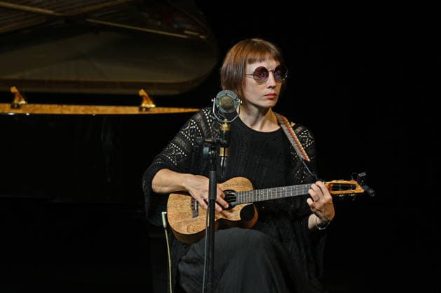 Liedabend Lied.Fest II , mit Sigrid Horn und Ernst Molden, im Rahmen der Salzkammergut Festwochen Gmunden, im Stadttheater Gmunden, fotografiert am 18.07.26. Das Bild zeigt die Musikerin und Liedermacherin Sigrid Horn 2026 - Liedabend Lied.Fest II , mit Sigrid Horn und Ernst Molden, im Rahmen der Salzkammergut Festwochen Gmunden, im Stadttheater Gmunden, am 18.07.26 *** Song Recital Lied Fest II, featuring Sigrid Horn and Ernst Molden, as part of the Salzkammergut Festival in Gmunden, at the Gmunden City Theater, photographed on July 18, 2026. The photo shows musician and songwriter Sigrid Horn in 2026. Song Recital Lied Fest II, featuring Sigrid Horn and Ernst Molden, as part of the Salzkammergut Festival Weeks in Gmunden, at the Gmu
