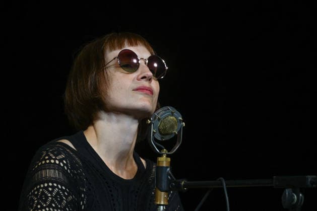 Liedabend Lied.Fest II , mit Sigrid Horn und Ernst Molden, im Rahmen der Salzkammergut Festwochen Gmunden, im Stadttheater Gmunden, fotografiert am 18.07.26. Das Bild zeigt die Musikerin und Liedermacherin Sigrid Horn 2026 - Liedabend Lied.Fest II , mit Sigrid Horn und Ernst Molden, im Rahmen der Salzkammergut Festwochen Gmunden, im Stadttheater Gmunden, am 18.07.26 *** Song Recital Lied Fest II, featuring Sigrid Horn and Ernst Molden, as part of the Salzkammergut Festival in Gmunden, at the Gmunden City Theater, photographed on July 18, 2026. The photo shows musician and songwriter Sigrid Horn in 2026. Song Recital Lied Fest II, featuring Sigrid Horn and Ernst Molden, as part of the Salzkammergut Festival Weeks in Gmunden, at the Gmu