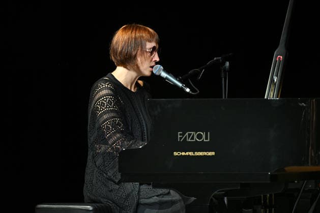 Liedabend Lied.Fest II , mit Sigrid Horn und Ernst Molden, im Rahmen der Salzkammergut Festwochen Gmunden, im Stadttheater Gmunden, fotografiert am 18.07.26. Das Bild zeigt die Musikerin und Liedermacherin Sigrid Horn 2026 - Liedabend Lied.Fest II , mit Sigrid Horn und Ernst Molden, im Rahmen der Salzkammergut Festwochen Gmunden, im Stadttheater Gmunden, am 18.07.26 *** Song Recital Lied Fest II, featuring Sigrid Horn and Ernst Molden, as part of the Salzkammergut Festival in Gmunden, at the Gmunden City Theater, photographed on July 18, 2026. The photo shows musician and songwriter Sigrid Horn in 2026. Song Recital Lied Fest II, featuring Sigrid Horn and Ernst Molden, as part of the Salzkammergut Festival Weeks in Gmunden, at the Gmu