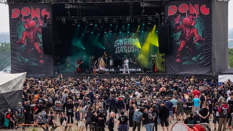 Dong Open Air 2026 Dritter Tag ** NUR FÜR REDAKTIONELLE ZWECKE ** EDITORIAL USE ONLY **<p>Metallfans befinden sich am 18.7.2026 auf der Halde, Norddeutschland in Neukirchen-Vluyn und die Band Gangrena Gasosa steht auf der Bühne. Es wird das diesjährige Musikfestival veranstaltet. Foto : Arnulf Stoffel Funke Foto Services < p> Buntes Deutschland NRW Neukirchen-Vluyn Copyright: ArnulfxStoffel *** Dong Open Air 2026, Day Three ** FOR EDITORIAL PURPOSES ONLY ** EDITORIAL USE ONLY ** p Metal fans gather on the slag heap on July 18, 2026, in Neukirchen-Vluyn, northern Germany, and the band Gangrena Gasosa is on stage. This year’s music festival is taking place. Photo: Arnulf Stoffel, Funke Foto Services p Colorful Germany, North Rhine-Westph Copyright: ArnulfxStoffel doc86s4bvsbimdbauvl1cfk ,EDITORIAL USE ONLY