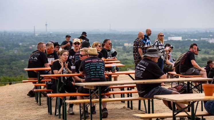 Dong Open Air 2026 Dritter Tag ** NUR FÜR REDAKTIONELLE ZWECKE ** EDITORIAL USE ONLY **<p>Metallfans befinden sich am 18.7.2026 auf der Halde, Norddeutschland in Neukirchen-Vluyn und die Band Gangrena Gasosa steht auf der Bühne. Es wird das diesjährige Musikfestival veranstaltet. Foto : Arnulf Stoffel Funke Foto Services < p> Buntes Deutschland NRW Neukirchen-Vluyn Copyright: ArnulfxStoffel *** Dong Open Air 2026, Day Three ** FOR EDITORIAL PURPOSES ONLY ** EDITORIAL USE ONLY ** p Metal fans gather on the slag heap on July 18, 2026, in Neukirchen-Vluyn, northern Germany, and the band Gangrena Gasosa is on stage. This year’s music festival is taking place. Photo: Arnulf Stoffel, Funke Foto Services p Colorful Germany, North Rhine-Westph Copyright: ArnulfxStoffel doc86s4bwa1mjd1h9dr920ds ,EDITORIAL USE ONLY