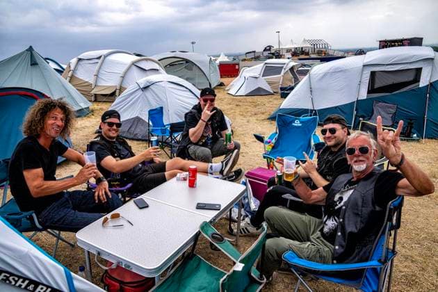 Dong Open Air 2026 Dritter Tag ** NUR FÜR REDAKTIONELLE ZWECKE ** EDITORIAL USE ONLY **<p>Metallfans befinden sich am 18.7.2026 auf der Halde, Norddeutschland in Neukirchen-Vluyn. Es wird das diesjährige Musikfestival veranstaltet. Foto : Arnulf Stoffel Funke Foto Services < p> Buntes Deutschland NRW Neukirchen-Vluyn Copyright: ArnulfxStoffel *** Dong Open Air 2026, Day Three ** FOR EDITORIAL PURPOSES ONLY ** EDITORIAL USE ONLY ** p Metal fans gather on the slag heap on July 18, 2026, in Neukirchen-Vluyn, northern Germany. This year’s music festival is taking place there. Photo: Arnulf Stoffel, Funke Foto Services p Colorful Germany, North Rhine-Westphalia, Neukirchen-Vluyn. Copyright ArnulfxStoffel Copyright: ArnulfxStoffel doc86s4bwj7gr8jb9c5228p ,EDITORIAL USE ONLY