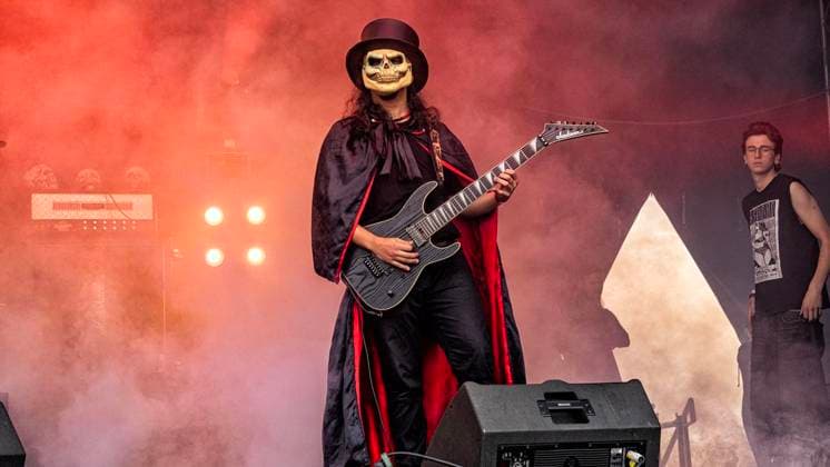 Dong Open Air 2026 Dritter Tag ** NUR FÜR REDAKTIONELLE ZWECKE ** EDITORIAL USE ONLY **<p>Metallfans befinden sich am 18.7.2026 auf der Halde, Norddeutschland in Neukirchen-Vluyn und die Band Gangrena Gasosa steht auf der Bühne. Es wird das diesjährige Musikfestival veranstaltet. Foto : Arnulf Stoffel Funke Foto Services < p> Buntes Deutschland NRW Neukirchen-Vluyn Copyright: ArnulfxStoffel *** Dong Open Air 2026, Day Three ** FOR EDITORIAL PURPOSES ONLY ** EDITORIAL USE ONLY ** p Metal fans gather on the slag heap on July 18, 2026, in Neukirchen-Vluyn, northern Germany, and the band Gangrena Gasosa is on stage. This year’s music festival is taking place. Photo: Arnulf Stoffel, Funke Foto Services p Colorful Germany, North Rhine-Westph Copyright: ArnulfxStoffel doc86s4by59vyw1ms9i6rhv ,EDITORIAL USE ONLY