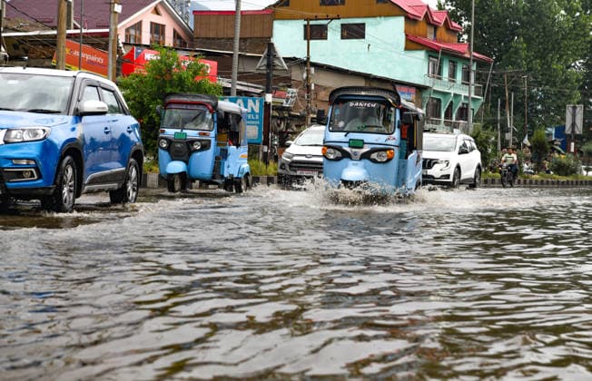July 19, 2026, Srinagar, Jammu And Kashmir, India: Vehicles wade through waterlogged streets after heavy rainfall in Srinagar.At least 11 people were killed and seven others went missing as torrential rains triggered landslides and flash floods in the twin border districts of Poonch and Rajouri in Jammu and Kashmir on Sunday, prompting a multi-agency rescue operation. Srinagar India - ZUMAz120 20260719_zip_z120_009 Copyright: xBasitxZargarx