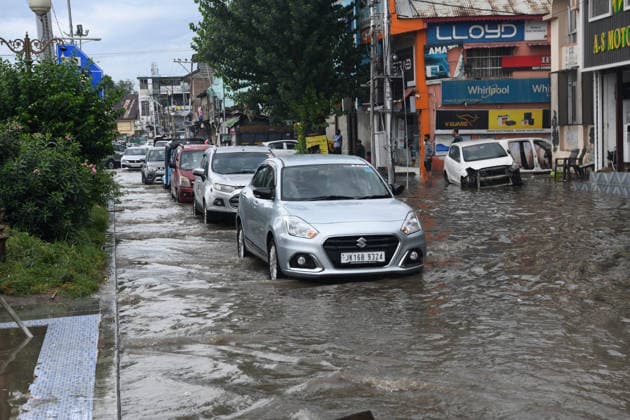 July 19, 2026, Srinagar, Jammu And Kashmir, India: Vehicles wade through waterlogged streets after heavy rainfall in Srinagar.At least 11 people were killed and seven others went missing as torrential rains triggered landslides and flash floods in the twin border districts of Poonch and Rajouri in Jammu and Kashmir on Sunday, prompting a multi-agency rescue operation. Srinagar India - ZUMAz120 20260719_zip_z120_002 Copyright: xBasitxZargarx