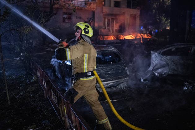 1 killed and 8 wounded in a Russian attack in Kyiv KYIV, UKRAINE - JULY 19: Emergency services conduct rescue operations at the site of the Russian missile attack in Kyiv, Ukraine, on July 19, 2026. Danylo Antoniuk Anadolu Kyiv Ukraine. Editorial use only. Please get in touch for any other usage.  Copyright: x2026xAnadoluxDanyloxAntoniukx