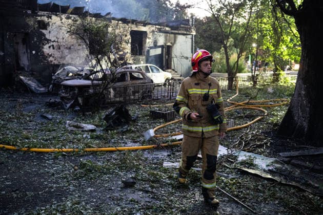 1 killed and 8 wounded in a Russian attack in Kyiv KYIV, UKRAINE - JULY 19: Emergency services conduct rescue operations at the site of the Russian missile attack in Kyiv, Ukraine, on July 19, 2026. Danylo Antoniuk Anadolu Kyiv Ukraine. Editorial use only. Please get in touch for any other usage.  Copyright: x2026xAnadoluxDanyloxAntoniukx