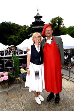 Antje Haberl Wirtin Pankraz Freiherr von Freyberg Historiker Wiedergruender des Kocherlball Muenchen 19.07.2026 Englischer Garten am Chinesischen Turm Kocherlball Beginn 6.00 UHR Foto Muenchen *** Antje Haberl, Innkeeper; Pankraz Freiherr von Freyberg, Historian; Founder of the Kocherlball; Munich, July 19, 2026; English Garden near the Chinese Tower; Kocherlball begins at 6:00 a.m.; Photo: Munich