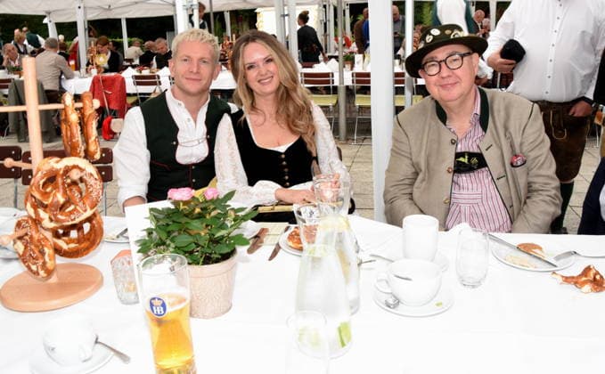 Florian Doellner Mona Fuchs Buergermeisterin Beppo Brem Stadtrat Muenchen 19.07.2026 Englischer Garten am Chinesischen Turm Kocherlball Beginn 6.00 UHR Foto Muenchen *** Florian Doellner, Mona Fuchs, Mayor Beppo Brem, Munich City Council, July 19, 2026, English Garden at the Chinese Tower, Kocherlball, starts at 6:00 a.m., Photo: Munich