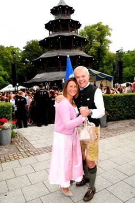 Petra Gregor Lemke Wirt Muenchen 19.07.2026 Englischer Garten am Chinesischen Turm Kocherlball Beginn 6.00 UHR Foto Muenchen *** Petra Gregor Lemke, Landlady, Munich, July 19, 2026, English Garden at the Chinese Tower, Kocherlball, starts at 6:00 a.m., Photo: Munich