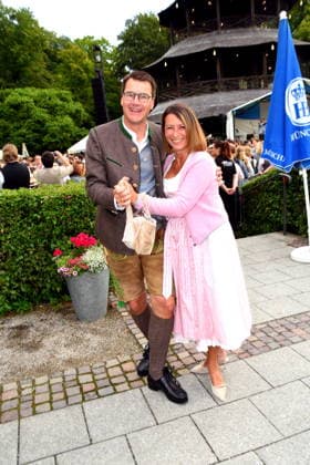 Dr. Joerg Lehmann Hofbraeu Direktor Petra Lemke Wirtin Muenchen 19.07.2026 Englischer Garten am Chinesischen Turm Kocherlball Beginn 6.00 UHR Foto Muenchen *** Dr. Joerg Lehmann, Hofbräu Director; Petra Lemke, Landlady; Munich, July 19, 2026; English Garden at the Chinese Tower; Kocherlball; Start: 6:00 a.m.; Photo: Munich
