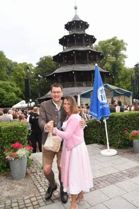 Dr. Joerg Lehmann Hofbraeu Direktor Petra Lemke Wirtin Muenchen 19.07.2026 Englischer Garten am Chinesischen Turm Kocherlball Beginn 6.00 UHR Foto Muenchen *** Dr. Joerg Lehmann, Hofbräu Director; Petra Lemke, Landlady; Munich, July 19, 2026; English Garden at the Chinese Tower; Kocherlball; Start: 6:00 a.m.; Photo: Munich